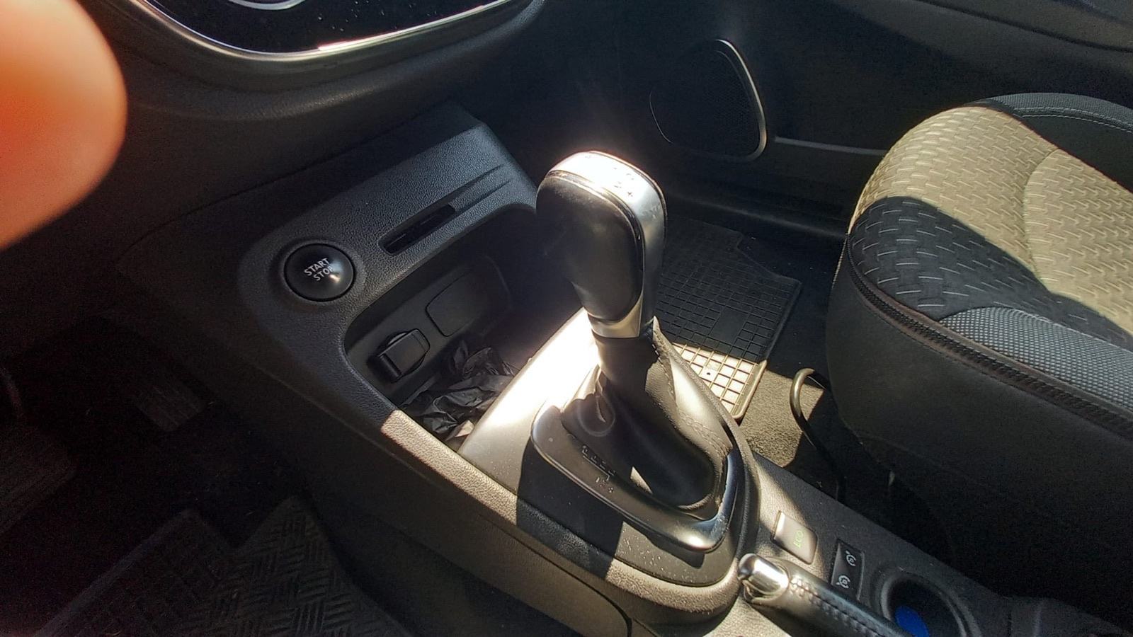 Renault Captur 87 kw 1.2 TCE 4. Cilindra / NAVI R KAMERA V SERVI.REGAN, fotografija 6