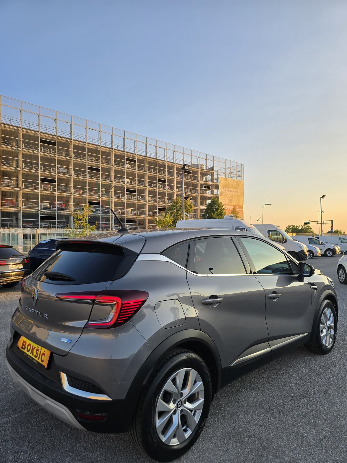 Renault Captur E-Tech hybrid automatik 145 KS, fotografija 5