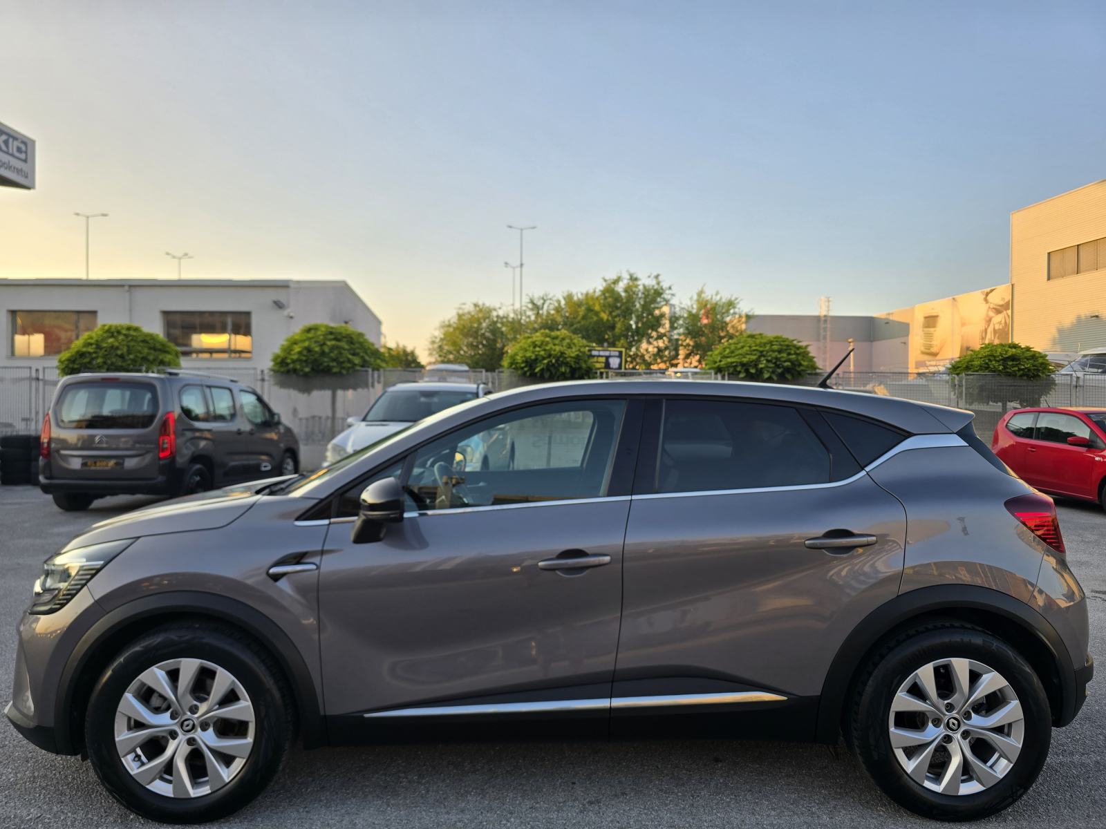 Renault Captur E-Tech hybrid automatik 145 KS, fotografija 8