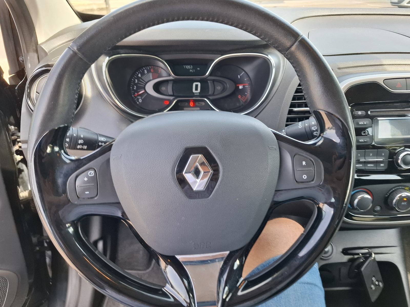 Renault Captur TCe 90-KLIMA-METALIK -ALU SERVISNA --77.000 KILOMETARA, fotografija 10