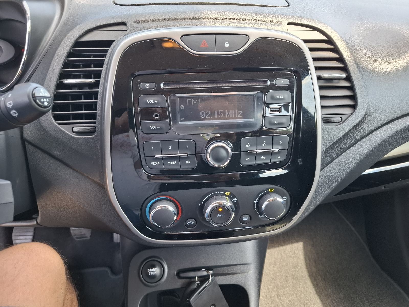 Renault Captur TCe 90-KLIMA-METALIK -ALU SERVISNA --77.000 KILOMETARA, fotografija 12