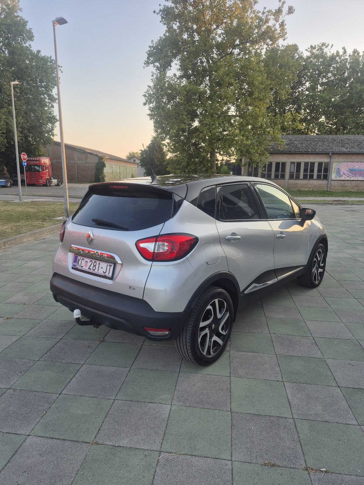 Renault Captur TCe 90 reg. 6/27 157tkm, fotografija 3