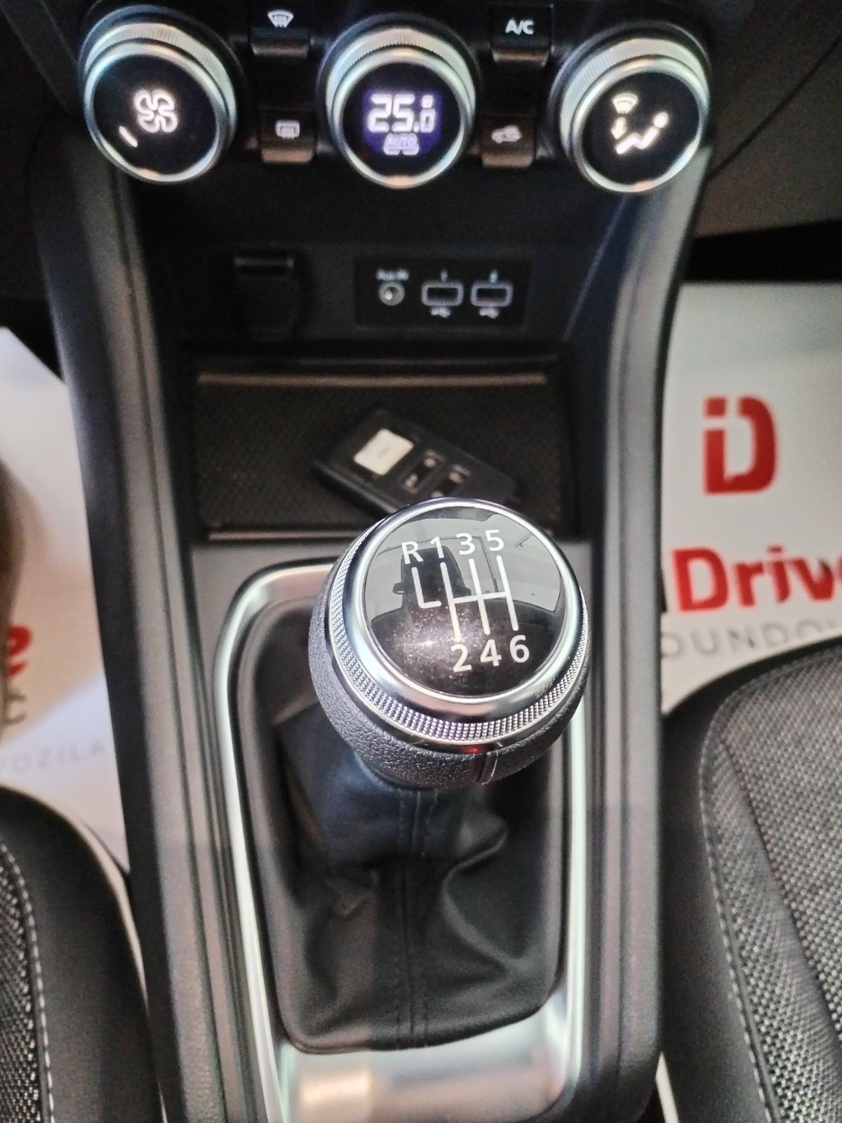 Renault Captur TCe 90, SAMO 10.464 km, GARANCIJA, ODBITAK 50% PDV-a !!, fotografija 17