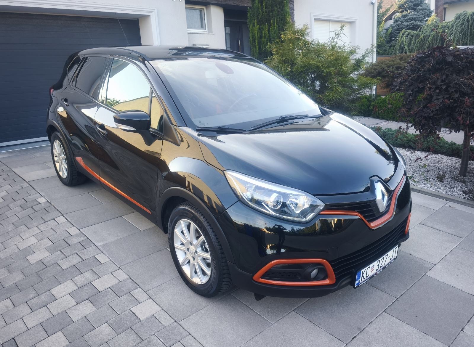 ⭐Renault Captur TCe Helly Hansen 126.600km Veliki servis! Reg.07/27⭐, pogled izvana - slika 1