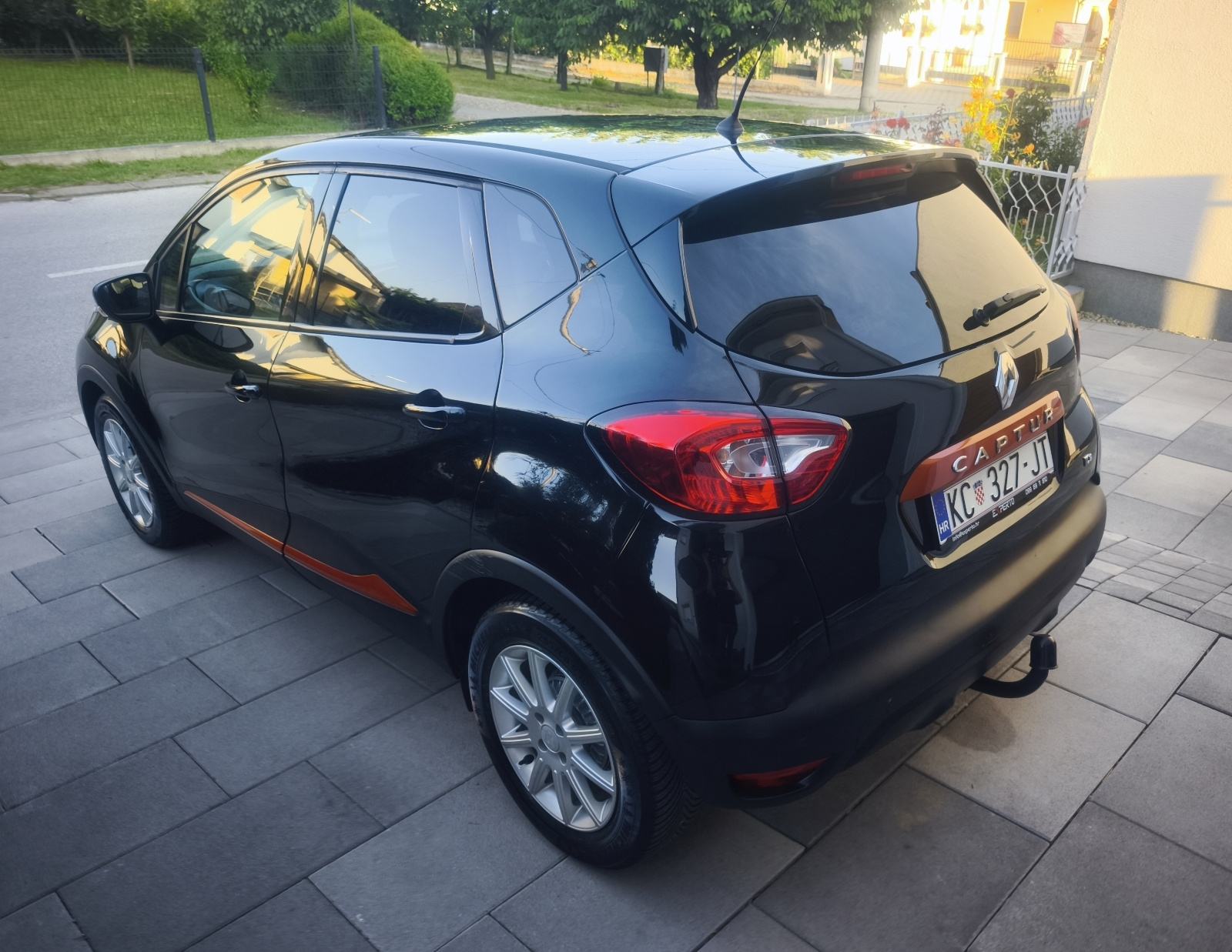 ⭐Renault Captur TCe Helly Hansen 126.600km Veliki servis! Reg.07/27⭐, pogled izvana - slika 5