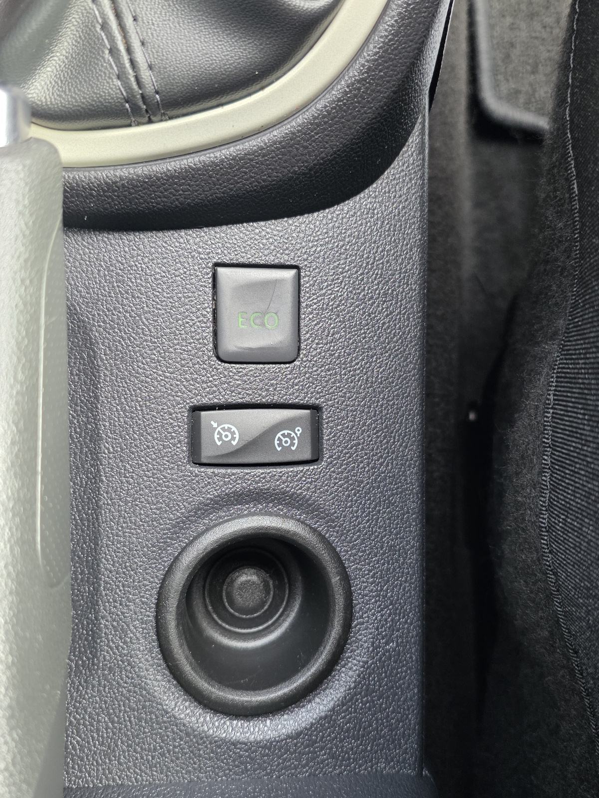 Renault Captur TCe ALU,NAVI,PARK SENZORI,108 T.K.M, fotografija 17