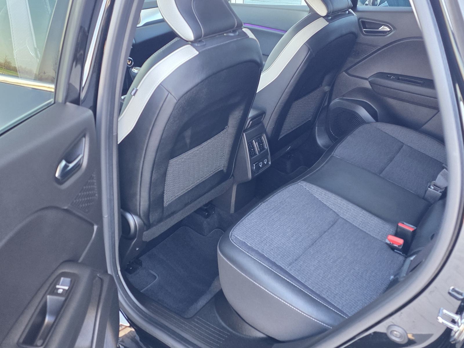 Renault Captur TCe ALU,NAVI,FUL LED,53 T.K.M, fotografija 16