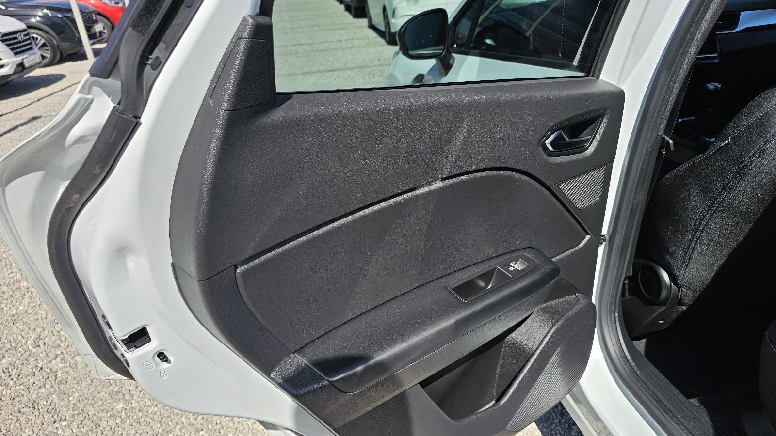 Renault Captur TCe FUUL LED,,TEMPOMAT,GR.SJ,ALU,P.KAMERA,21000KM,, fotografija 17
