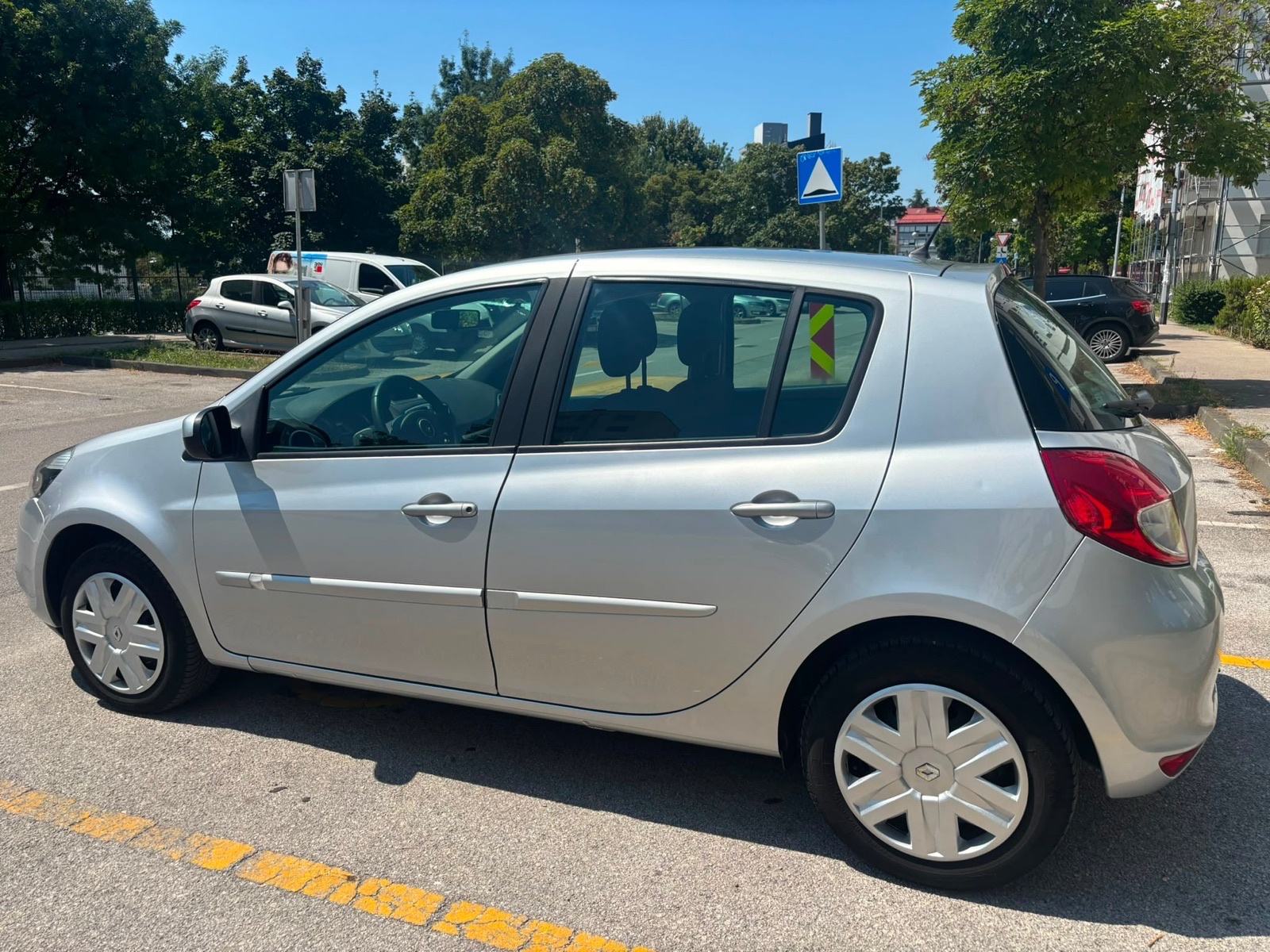 Renault Clio 1.2 benzin,1.Vlasnik, kupljen u HR.,samo 65ooo kilometara, pogled izvana - slika 3