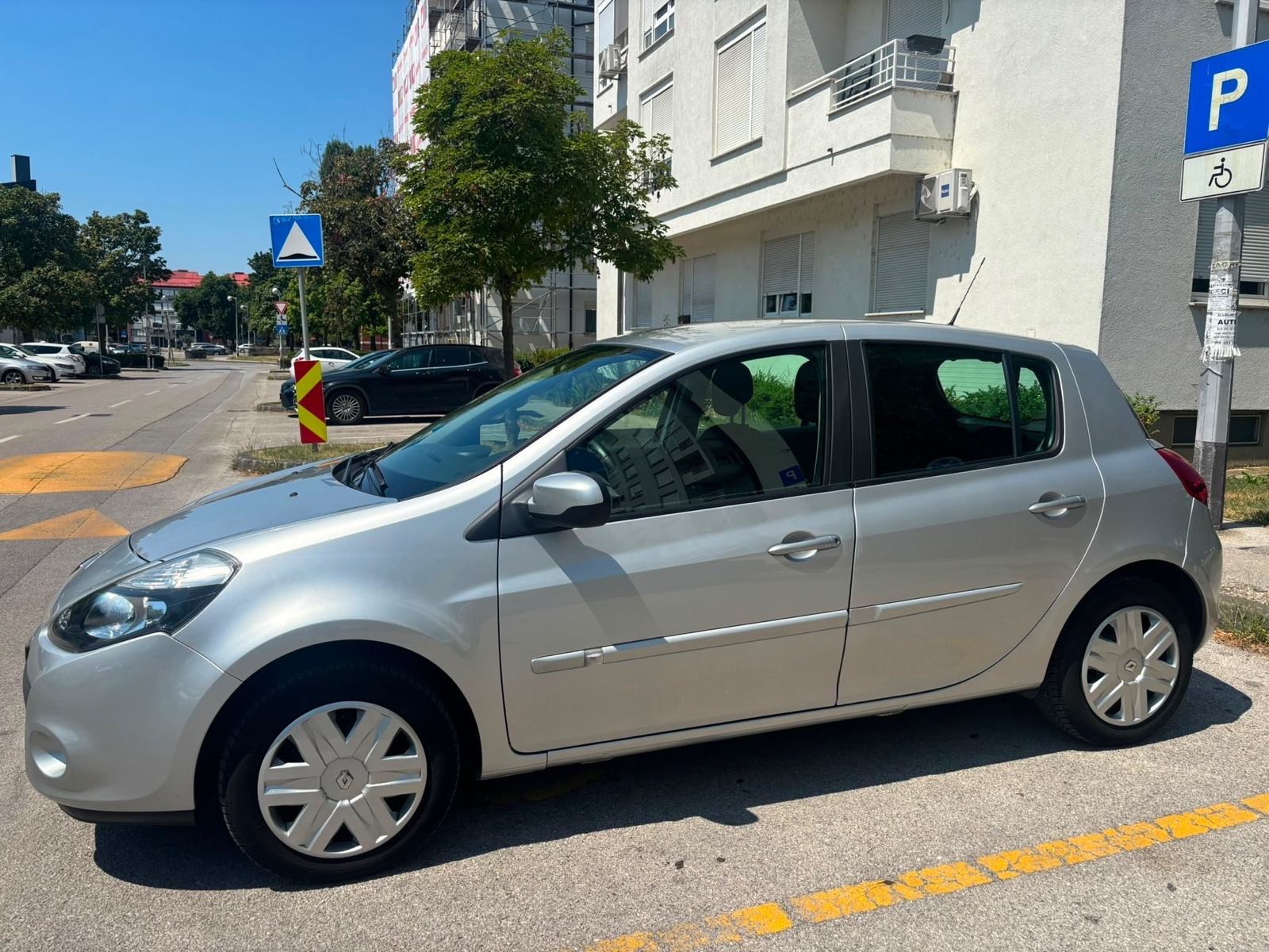 Renault Clio 1.2 benzin,1.Vlasnik, kupljen u HR.,samo 65ooo kilometara, pogled izvana - slika 2