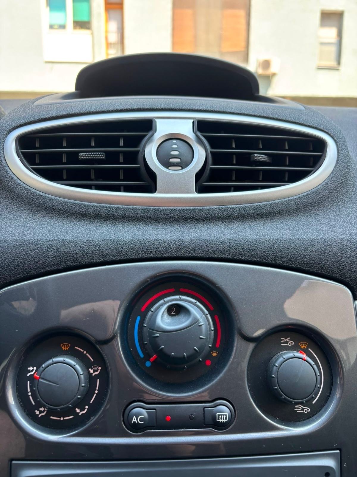 Renault Clio 1.2 benzin,1.Vlasnik, kupljen u HR.,samo 65ooo kilometara, fotografija 13