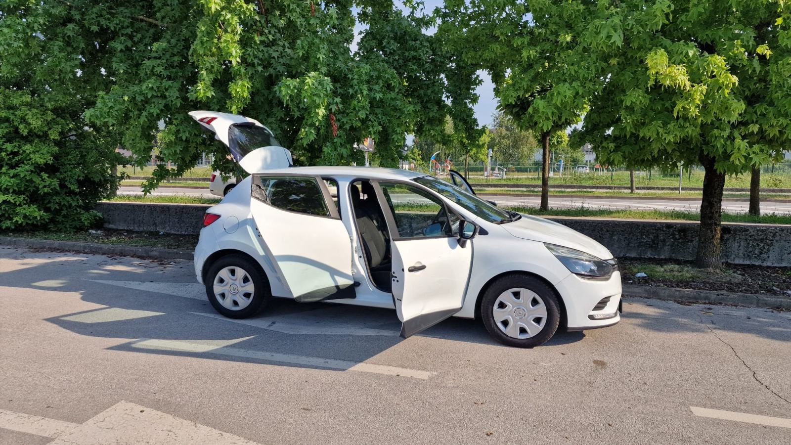 Renault Clio 1.5 dCi-LJETUJTE SA NAMA-AO I POMOĆ NA CESTI 1 GOD GRATIS, fotografija 8