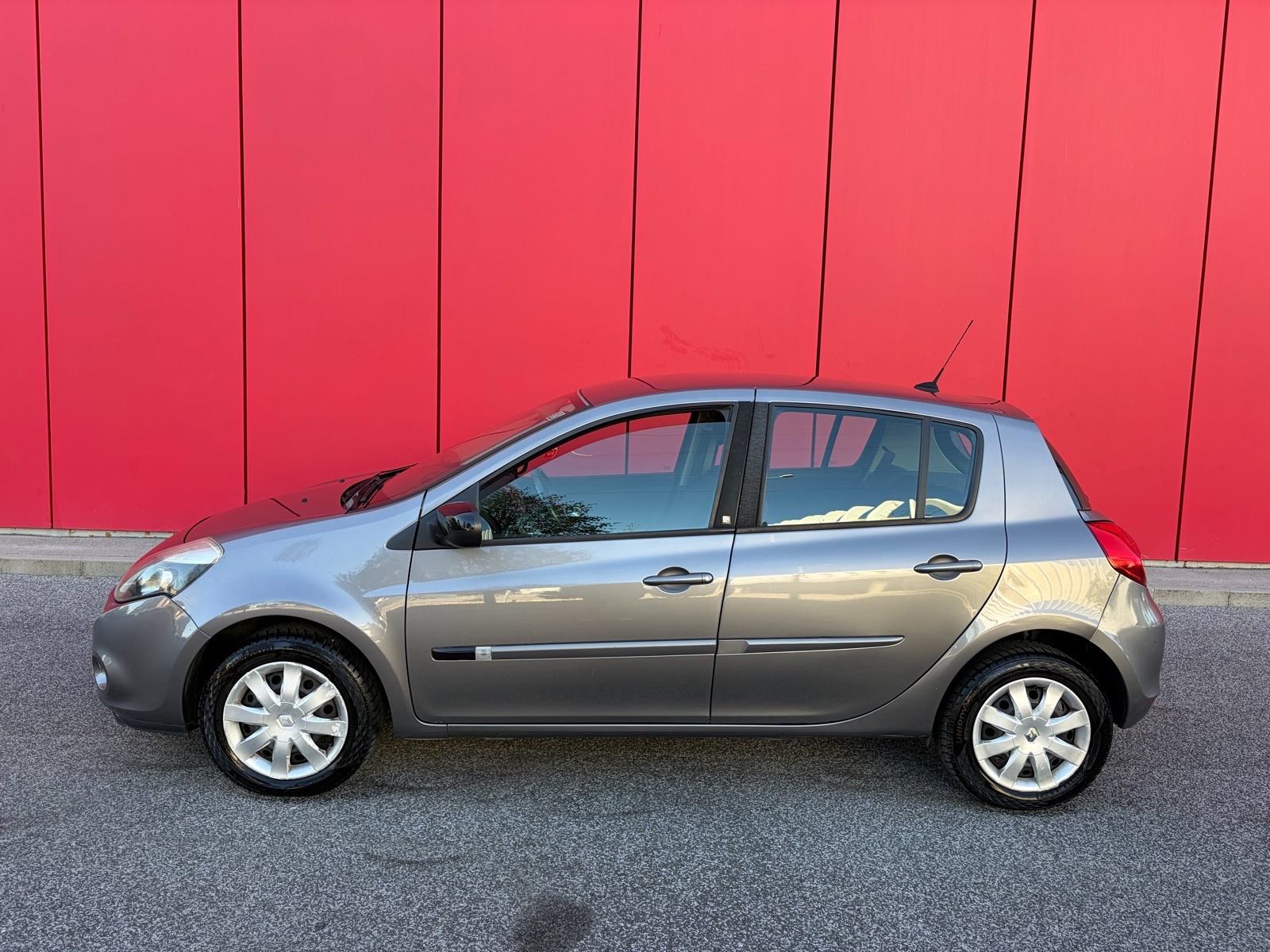 RENAULT CLIO 1.5 DCI 90KS REDIZAJN 5 VRATA NAPRAVLJEN SERVIS!!, fotografija 5