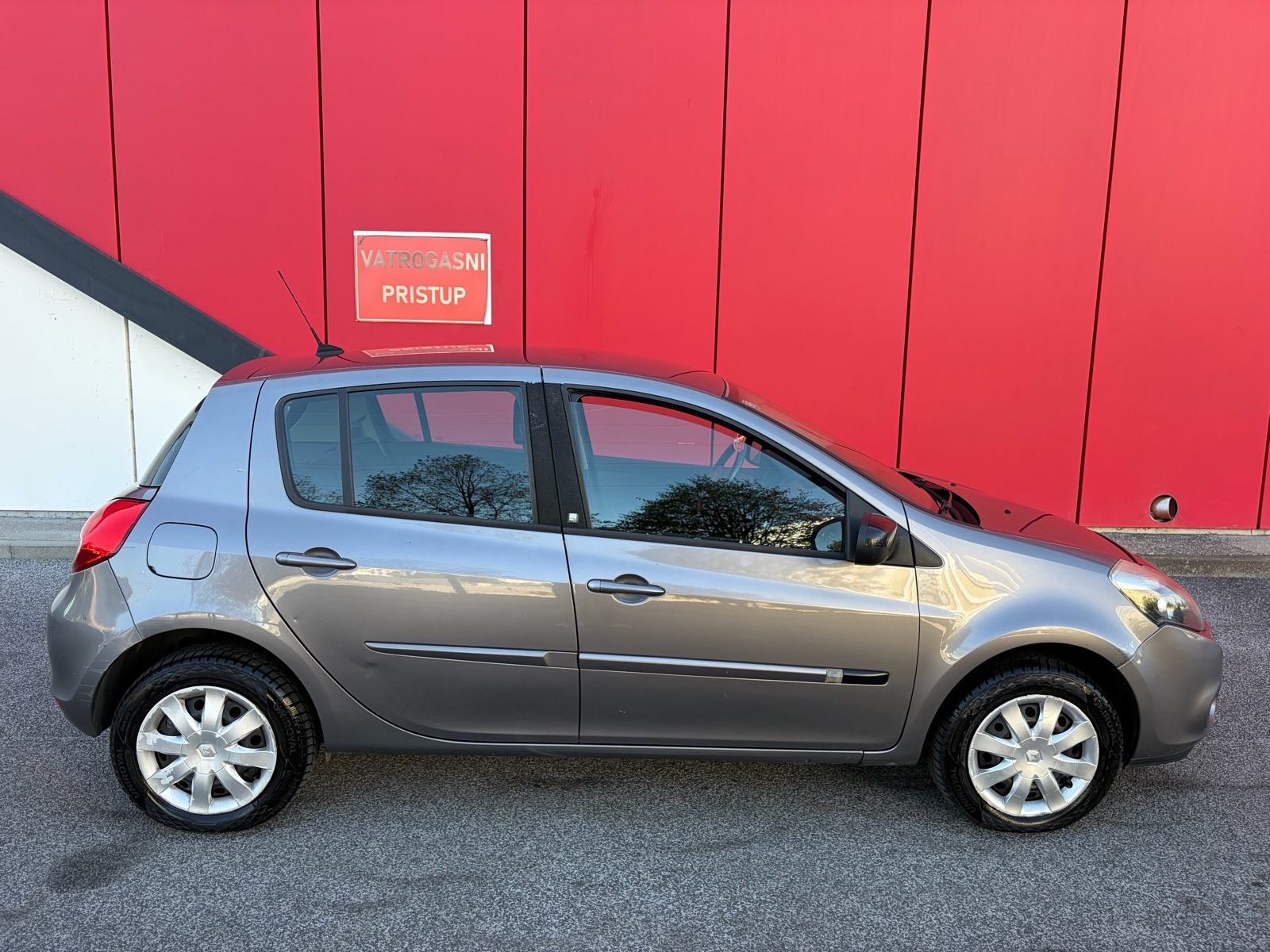 RENAULT CLIO 1.5 DCI 90KS REDIZAJN 5 VRATA NAPRAVLJEN SERVIS!!, fotografija 6