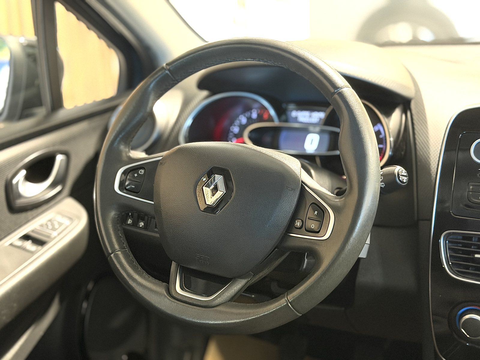 Renault Clio dCi 90 LIMITED *PDC - TEMPOMAT - 12 MJ JAMSTVO*, fotografija 13