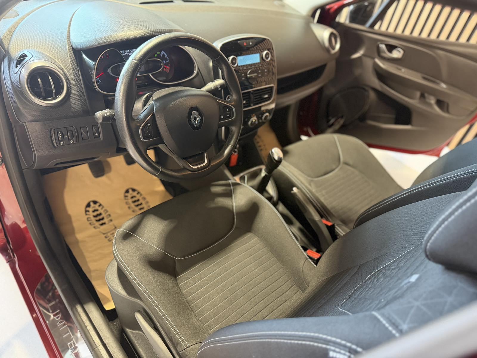 Renault Clio TCe 90 *100 TKM - MOD:2017 - VEL.SERVIS - 12 MJ JAMSTVO*, fotografija 15