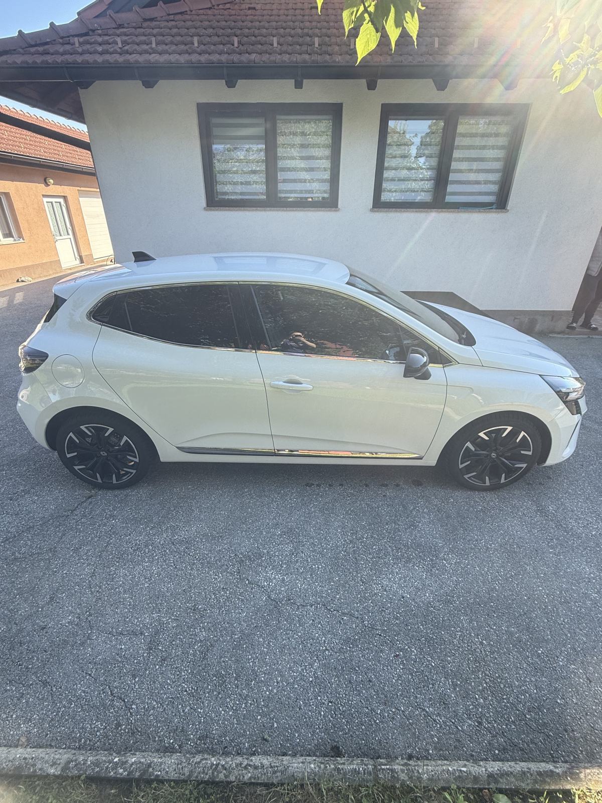 Renault Clio techno oprema ALU 17 + zimske gume 2/27 kao novi, pogled izvana - slika 5