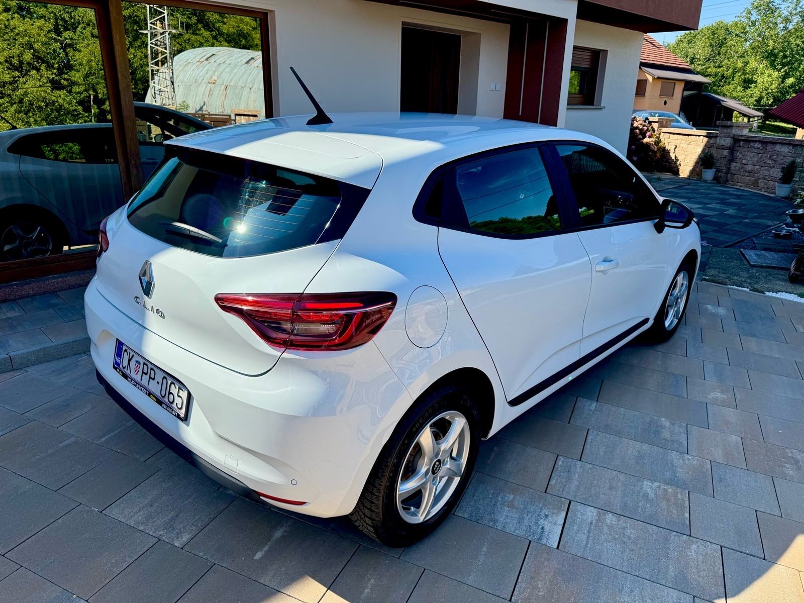 Renault Clio TCe navi,svega 18000km,full led,alu,navigacija,pdc,nov!!!, fotografija 10