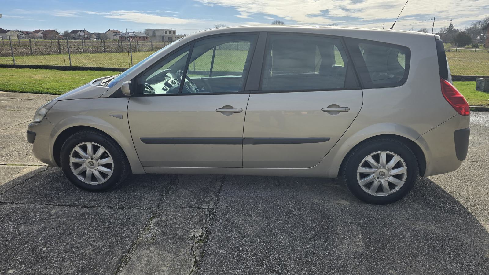 Renault Grand Scenic 1,5 dCi reg do 27.06.2027., fotografija 2