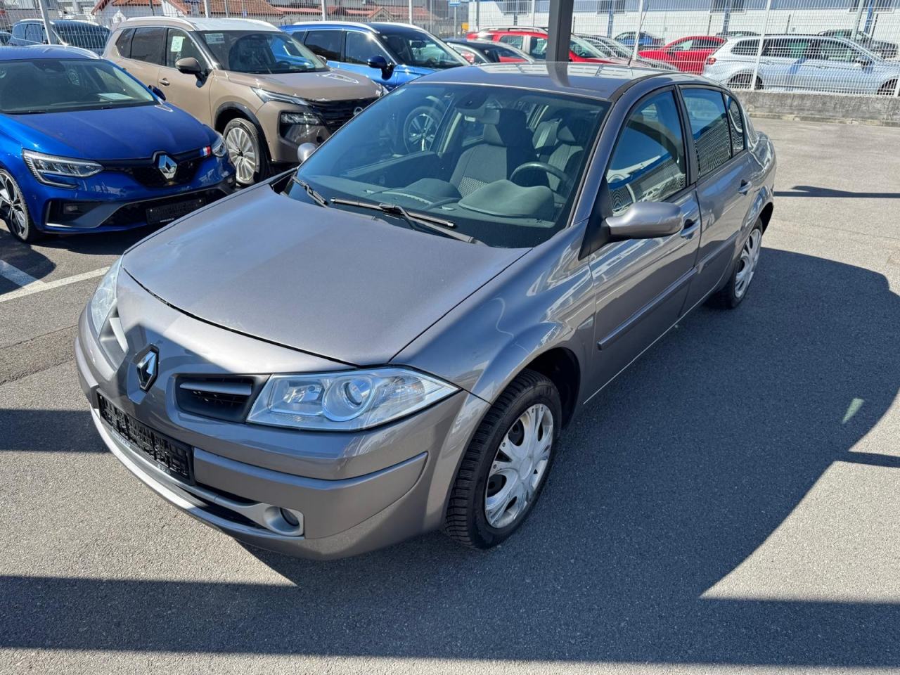 Renault Mégane Sedan 1,6 16V Dynamique-USLUŽNA PRODAJA!!, pogled izvana - slika 1
