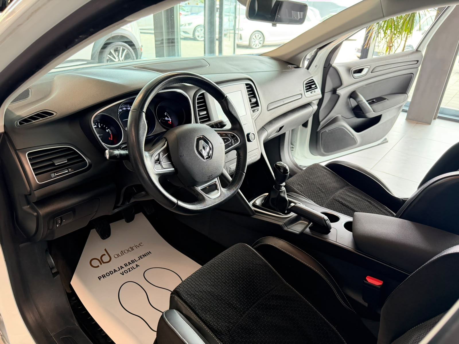 Renault Megane 1,5 dCi NAVIGACIJA • KLIMA • SERVISNA • LEASING, fotografija 12