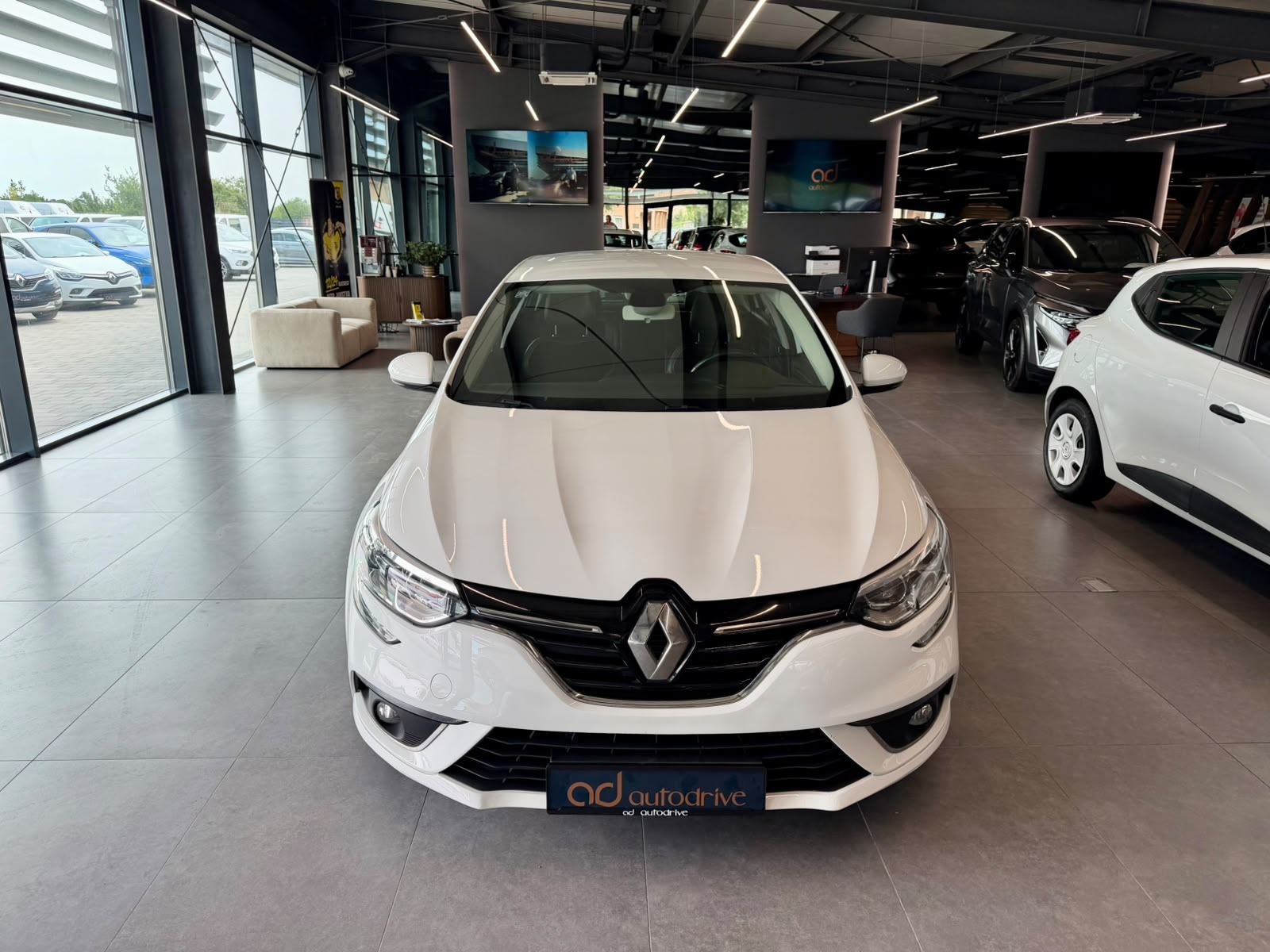 Renault Megane 1,5 dCi NAVIGACIJA • KLIMA • SERVISNA • LEASING, fotografija 3