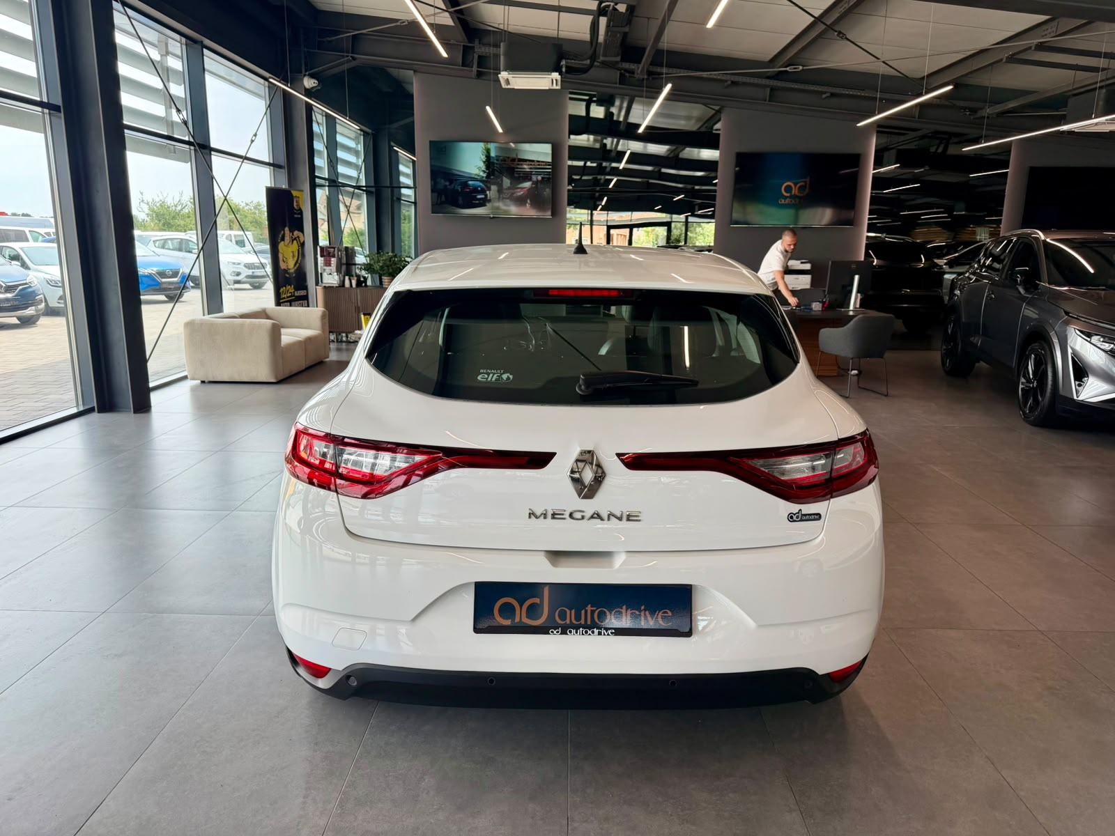 Renault Megane 1,5 dCi NAVIGACIJA • KLIMA • SERVISNA • LEASING, fotografija 6
