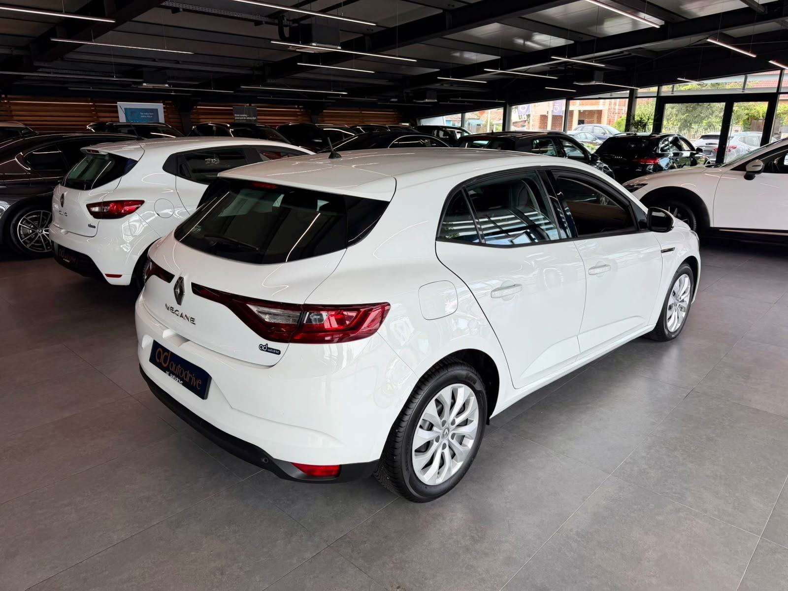 Renault Megane 1,5 dCi NAVIGACIJA • KLIMA • SERVISNA • LEASING, fotografija 7