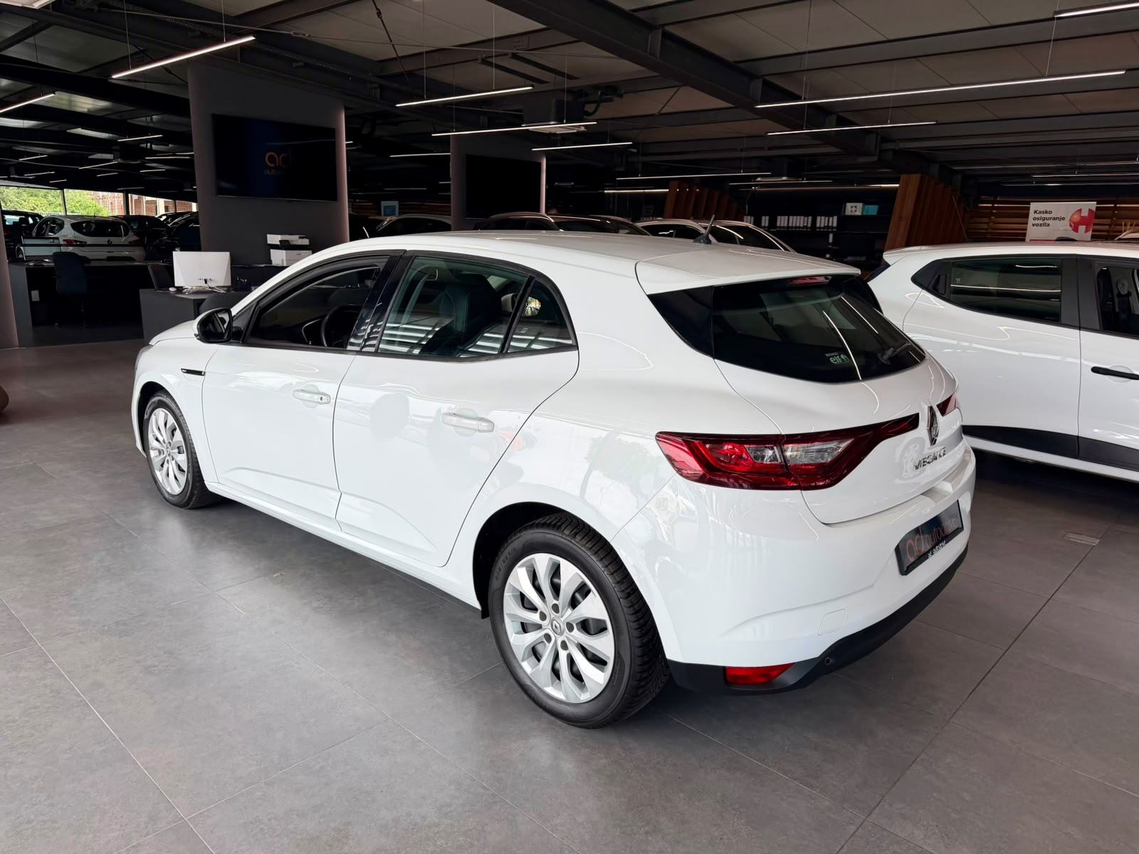 Renault Megane 1,5 dCi NAVIGACIJA • KLIMA • SERVISNA • LEASING, fotografija 5