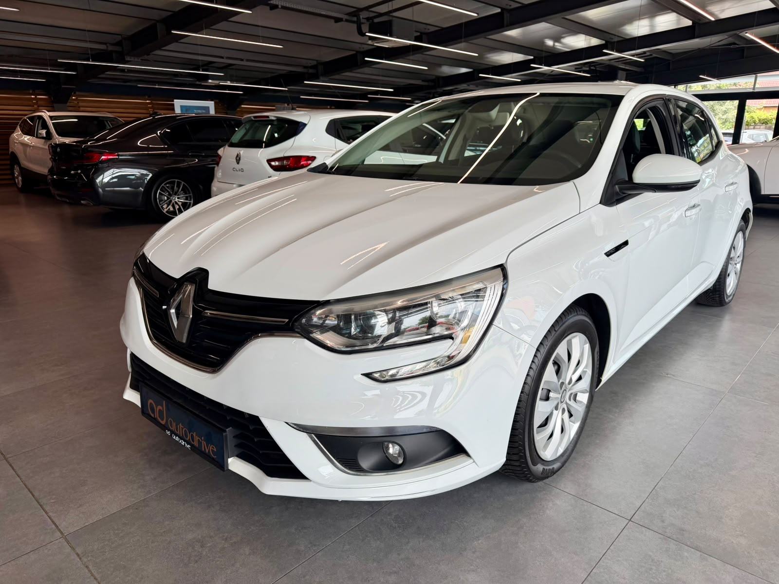 Renault Megane 1,5 dCi NAVIGACIJA • KLIMA • SERVISNA • LEASING, fotografija 2
