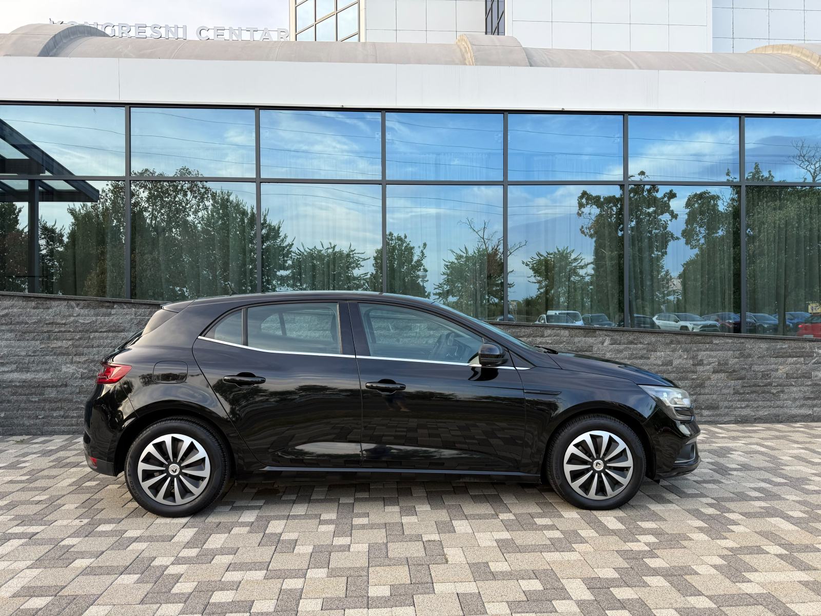 Renault Megane 1,5 dCi - NOVI MODEL - V SERVIS - REG 04/27 - PRILIKA !, fotografija 12