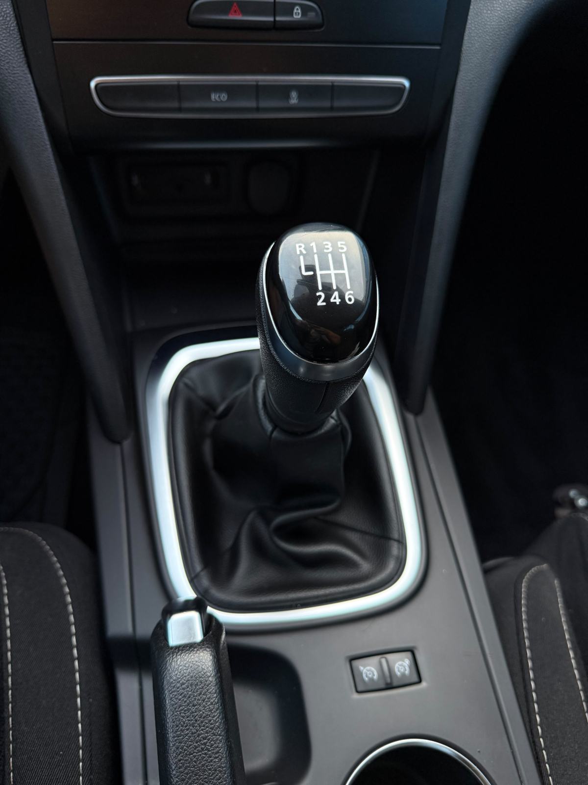 Renault Megane 1,5 dCi - NOVI MODEL - V SERVIS - REG 04/27 - PRILIKA !, fotografija 17