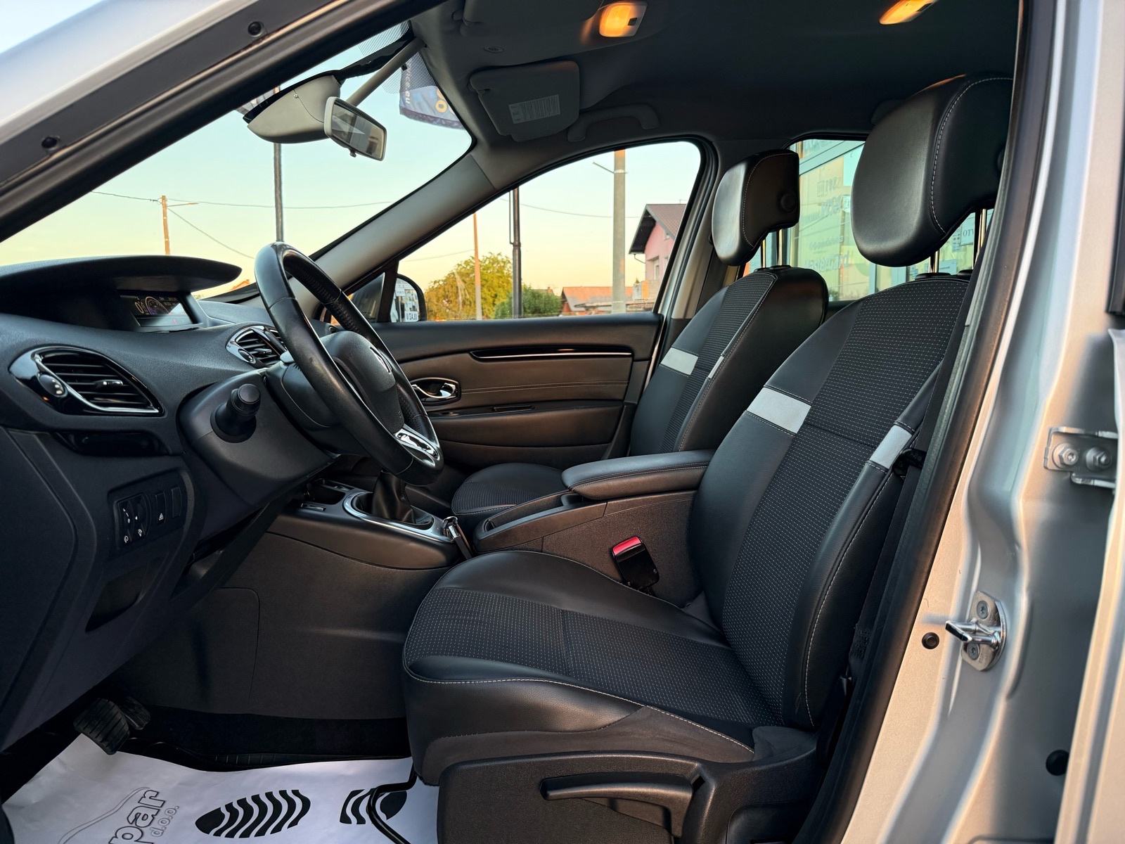 Renault Scenic 1.5 dCi DYNAMIQUE EDC, 81kw, 181.000km, MOG. KREDITA, fotografija 10