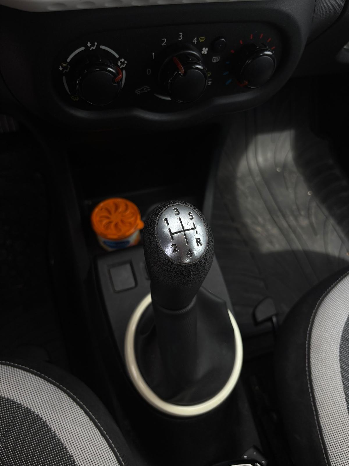 Renault Twingo 1.0, fotografija 12
