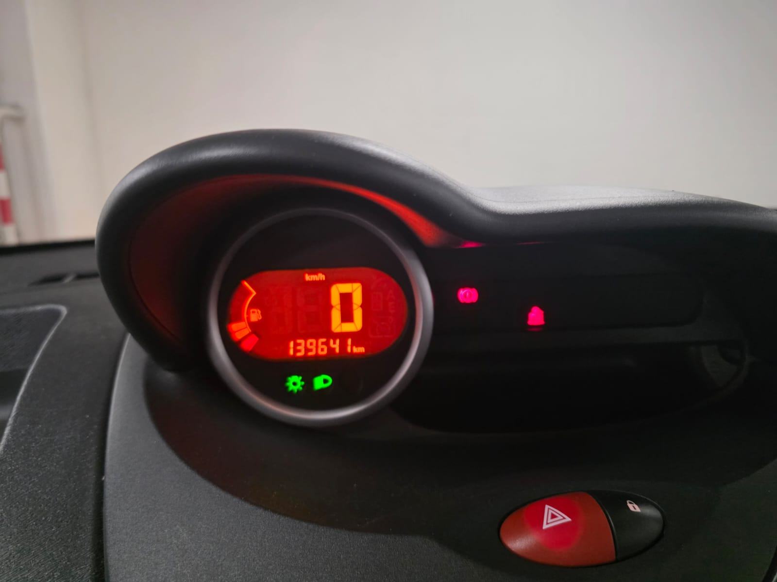 Renault Twingo 1,2, reg. cijelu godinu, 4 nove gume i servis, fotografija 9