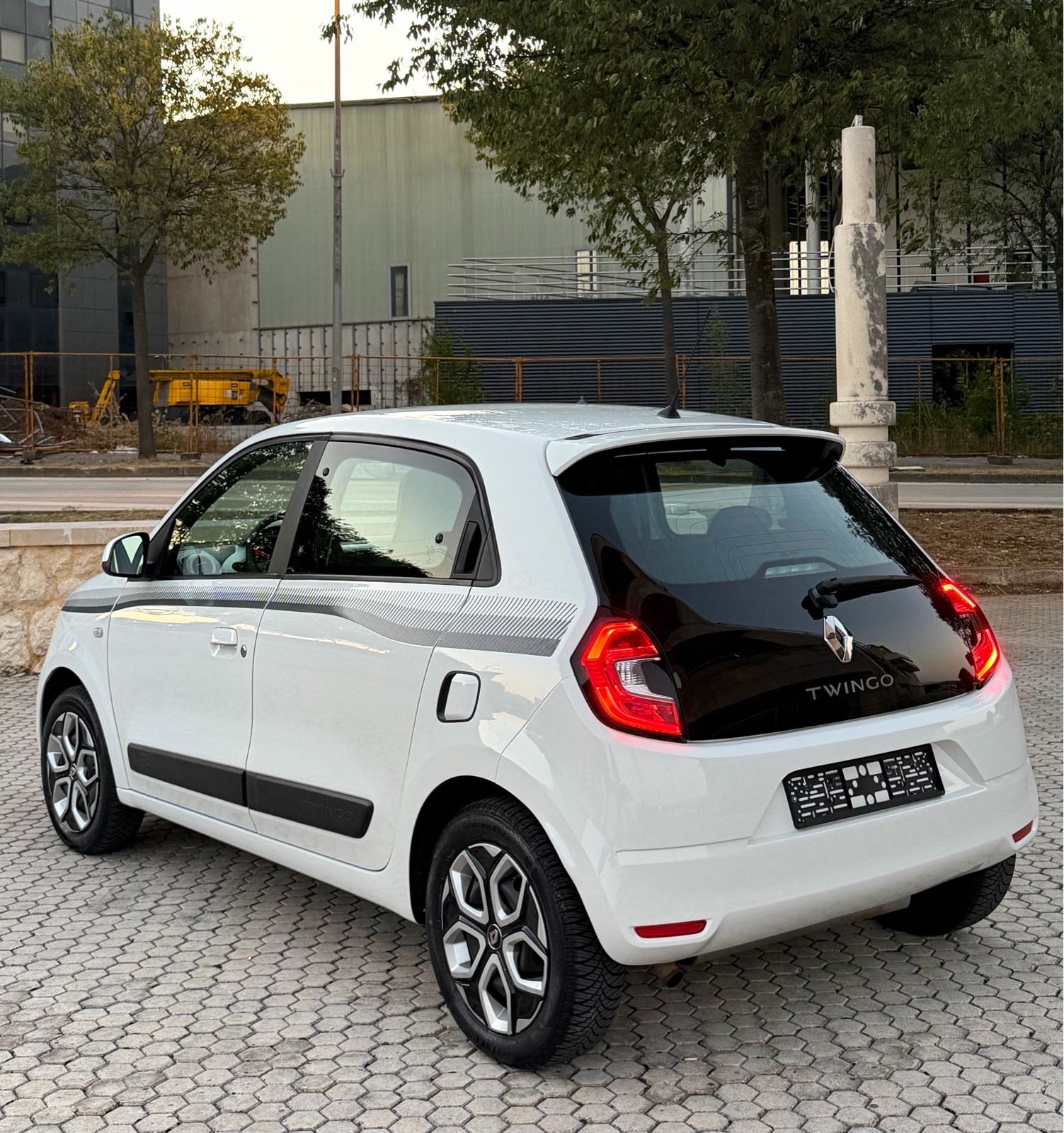 RENAULT TWINGO SCe ~ LIMITED ~ KLIMA , LED , TEMPOMAT , MF VOLAN, fotografija 3