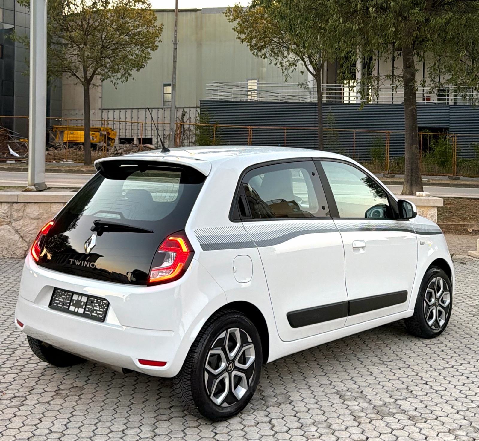 RENAULT TWINGO SCe ~ LIMITED ~ KLIMA , LED , TEMPOMAT , MF VOLAN, fotografija 4