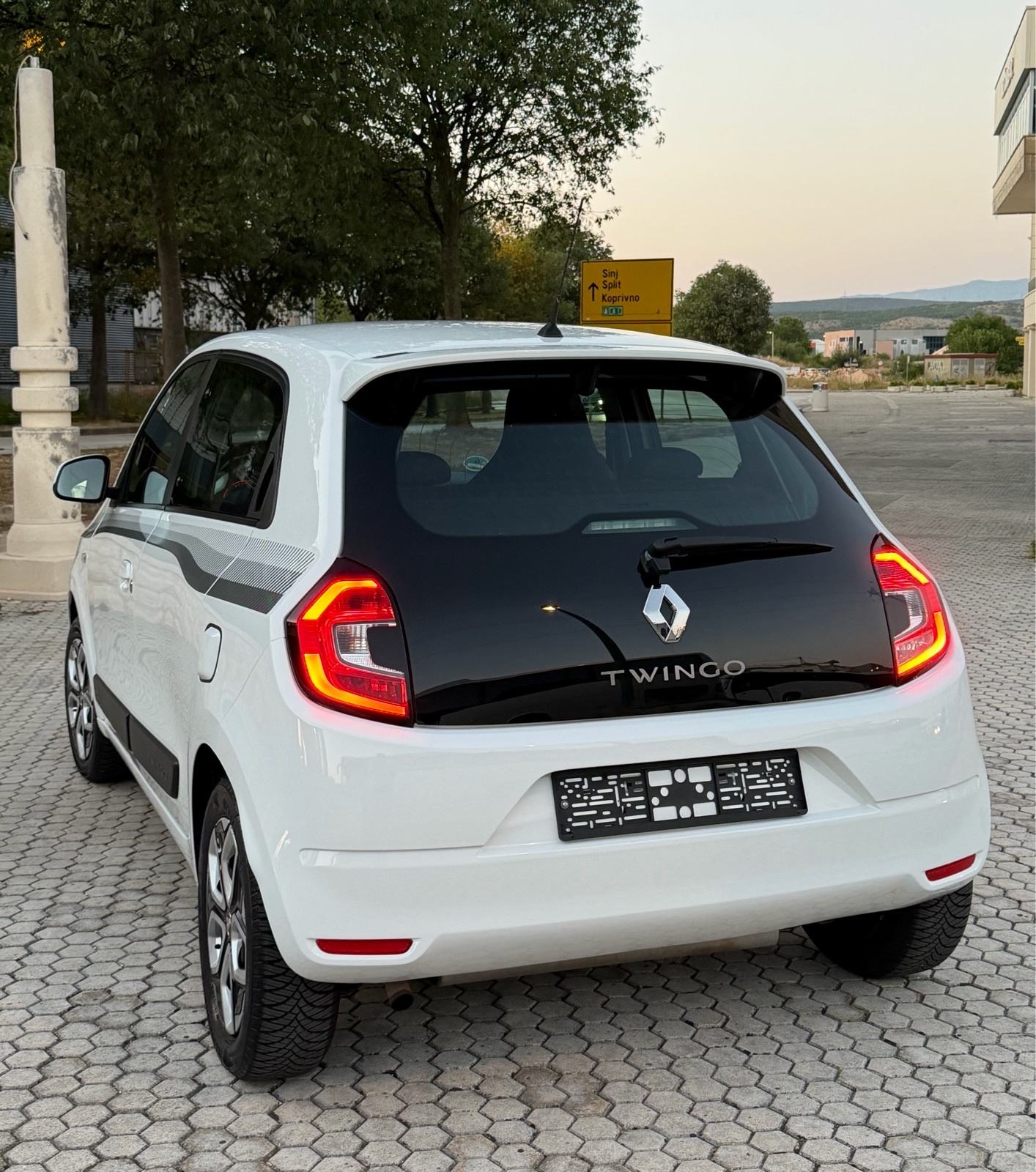 RENAULT TWINGO SCe ~ LIMITED ~ KLIMA , LED , TEMPOMAT , MF VOLAN, fotografija 12