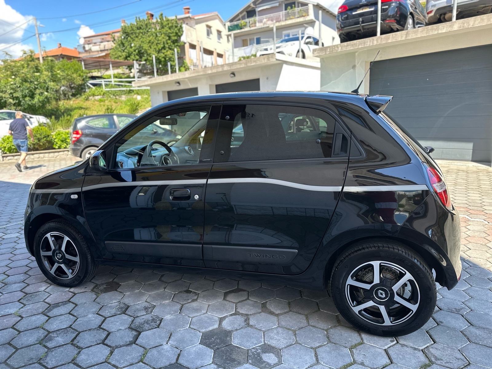 Renault Twingo TCe 90 LIMITED - PARKING SENZORI - TEMPOMAT - GARANCIJA, fotografija 2