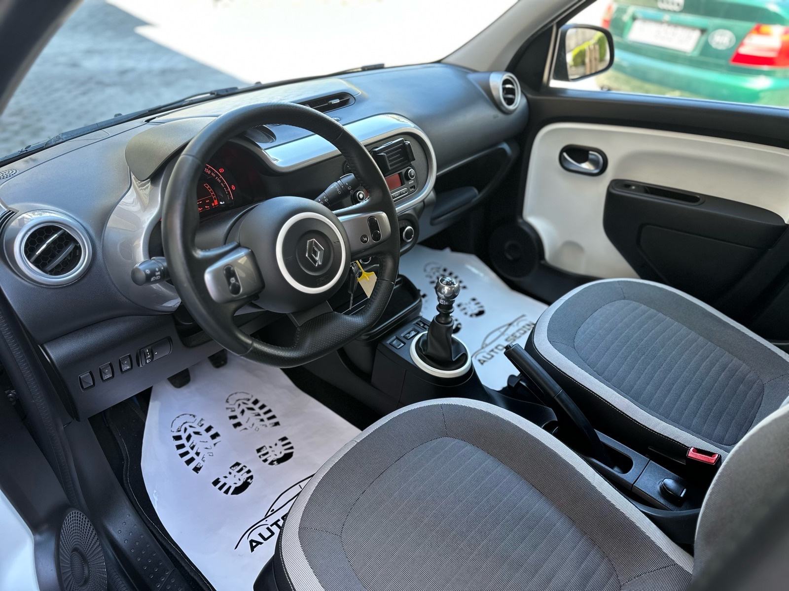 Renault Twingo TCe 90 LIMITED - PARKING SENZORI - TEMPOMAT - GARANCIJA, fotografija 10