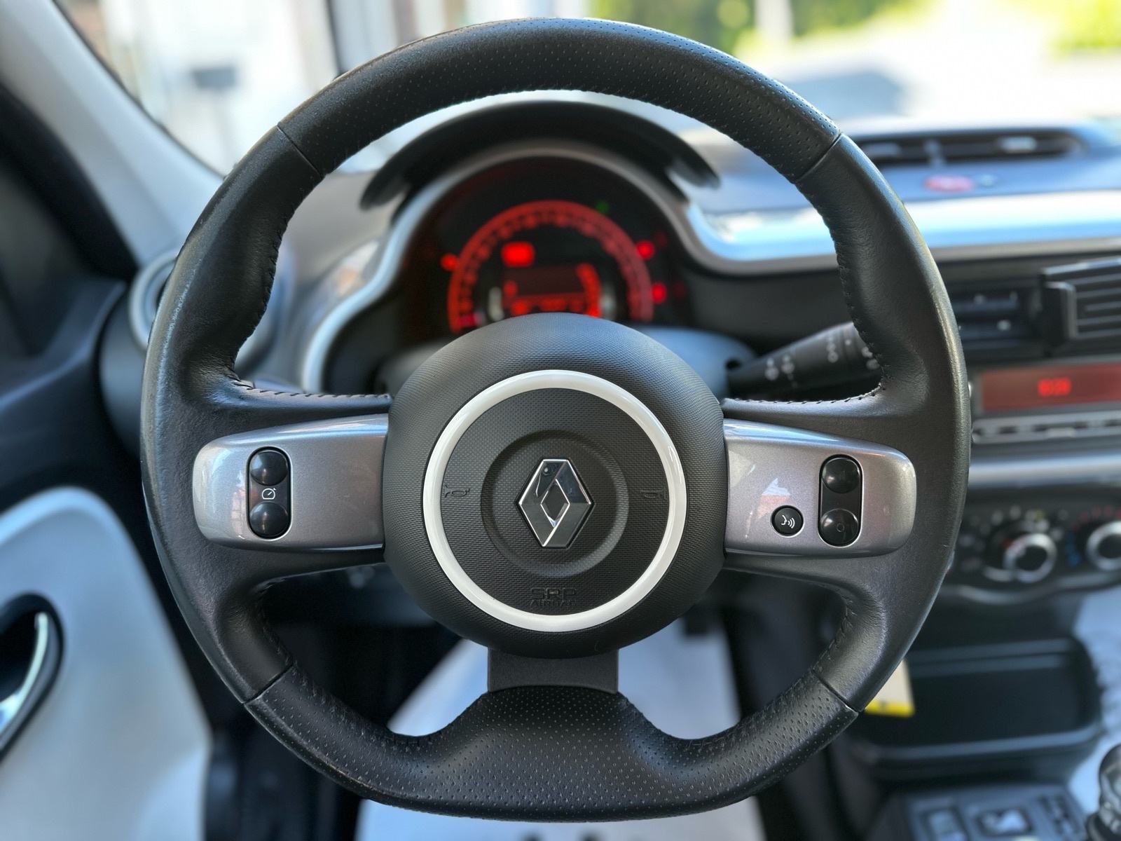 Renault Twingo TCe 90 LIMITED - PARKING SENZORI - TEMPOMAT - GARANCIJA, fotografija 12