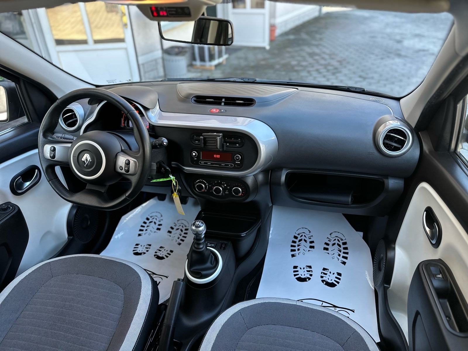 Renault Twingo TCe 90 LIMITED - PARKING SENZORI - TEMPOMAT - GARANCIJA, fotografija 13