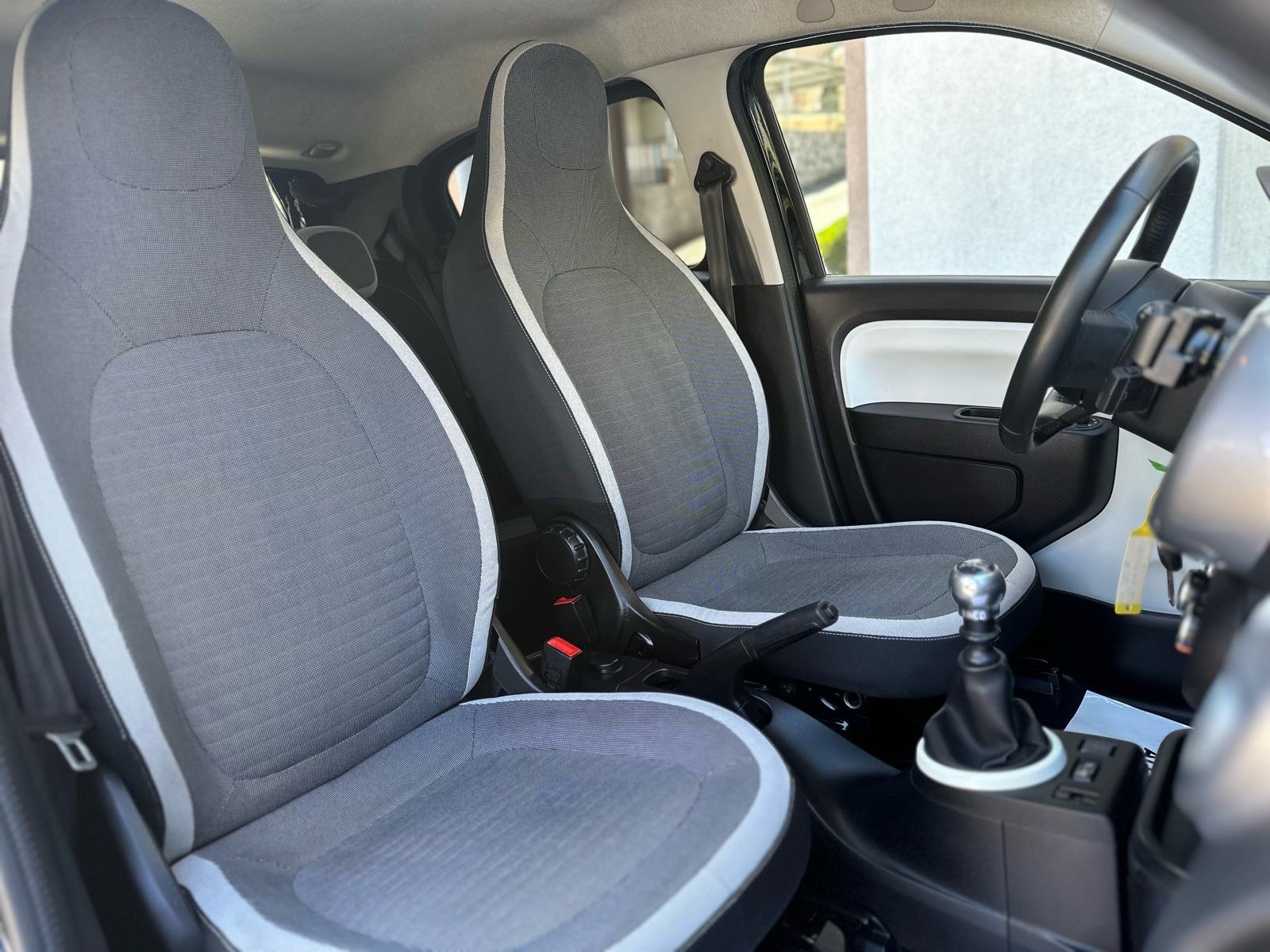 Renault Twingo TCe 90 LIMITED - PARKING SENZORI - TEMPOMAT - GARANCIJA, fotografija 15