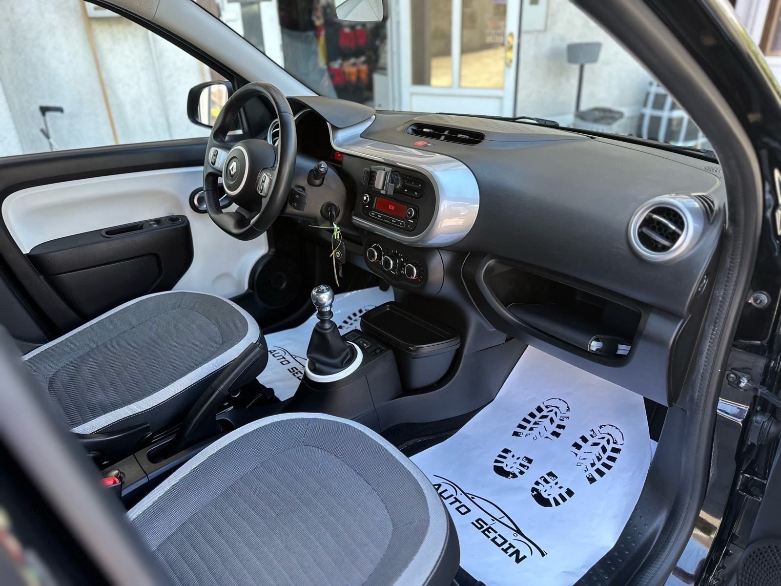 Renault Twingo TCe 90 LIMITED - PARKING SENZORI - TEMPOMAT - GARANCIJA, fotografija 16