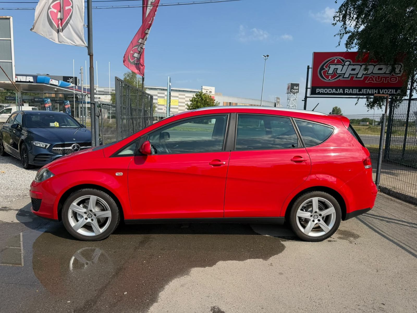 Seat Altea XL 1,6 TDI - KLIMA - REGISTRIRAN - VELIKI SERVIS, fotografija 3