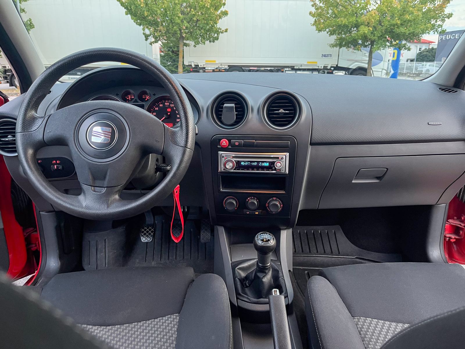 Seat Ibiza 1,2 69KS- reg. 3/2027, nove gume, fotografija 16