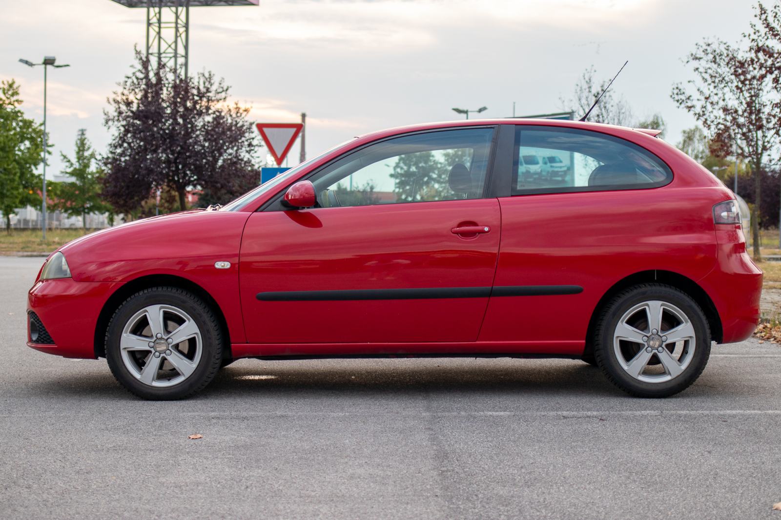 Seat Ibiza 1,2 69KS- reg. 3/2027, nove gume, fotografija 2