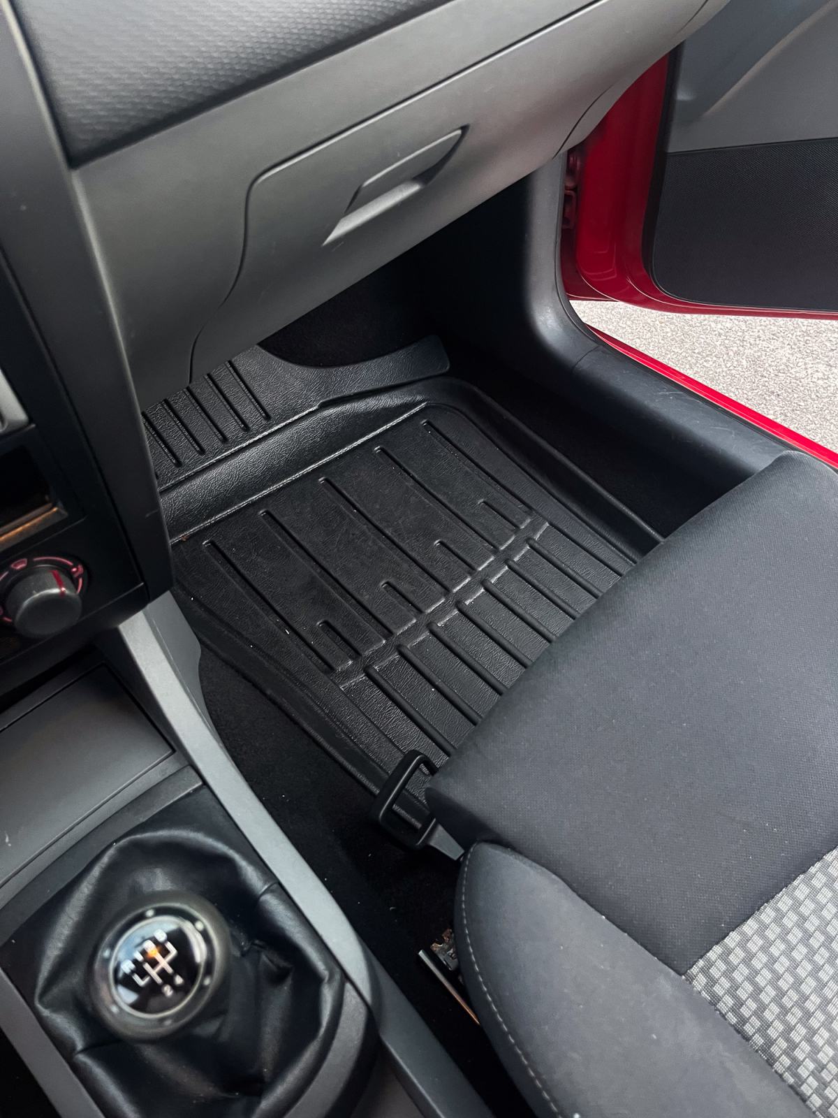 Seat Ibiza 1,2 69KS- reg. 3/2027, nove gume, fotografija 13