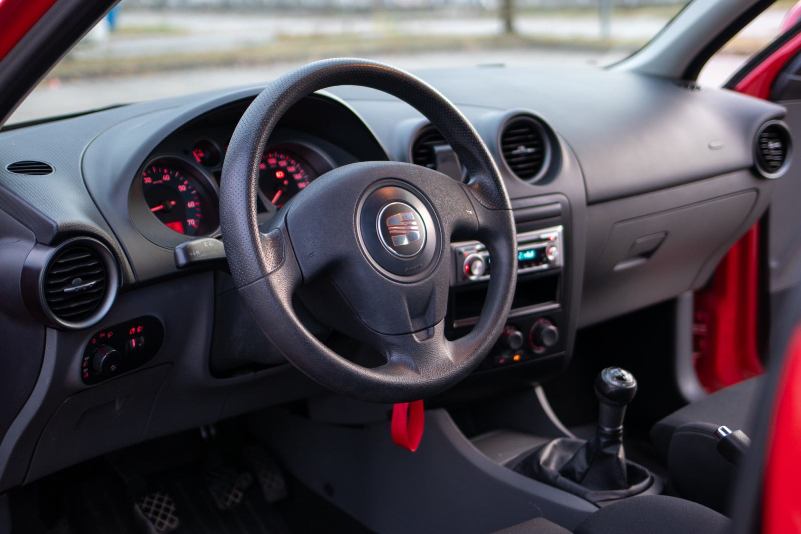 Seat Ibiza 1,2 69KS- reg. 3/2027, nove gume, fotografija 11