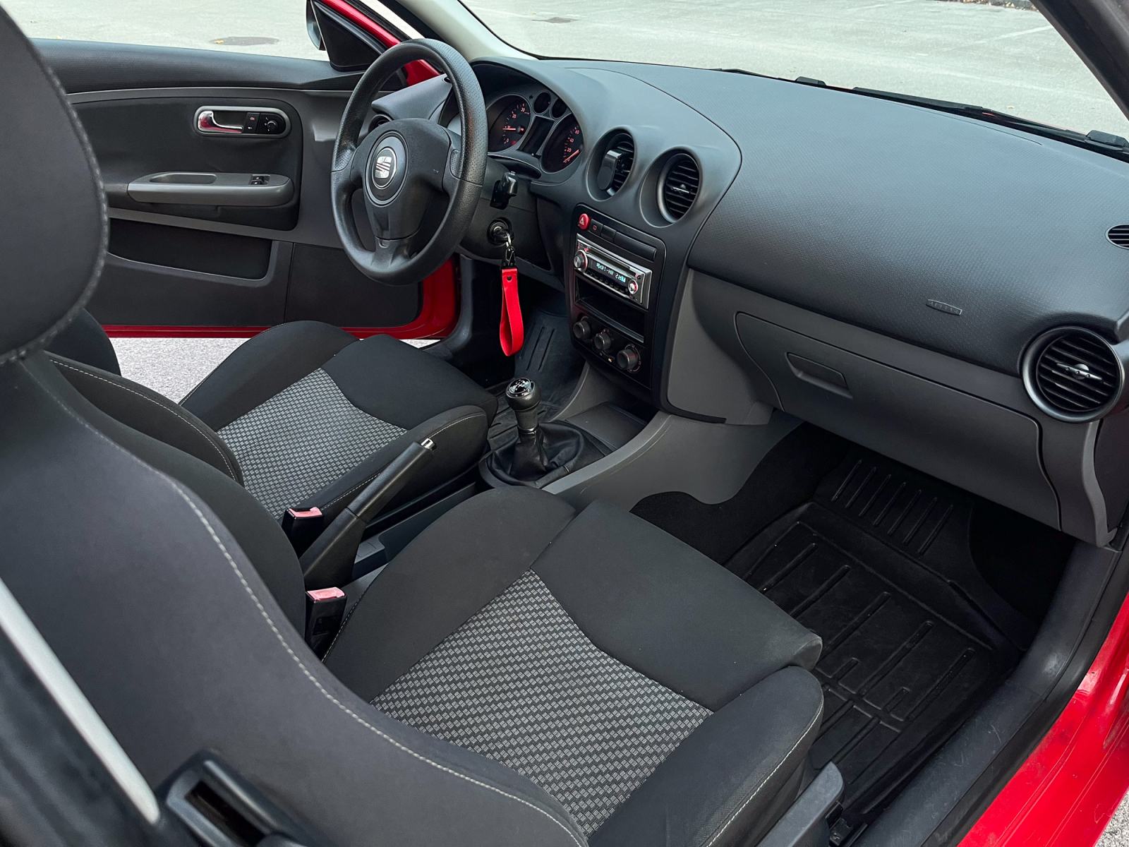 Seat Ibiza 1,2 69KS- reg. 3/2027, nove gume, fotografija 15